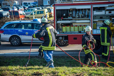 Winterbach: Transporter kommt von der B29 ab, faelt Baum und bleibt auf der Seite liegen